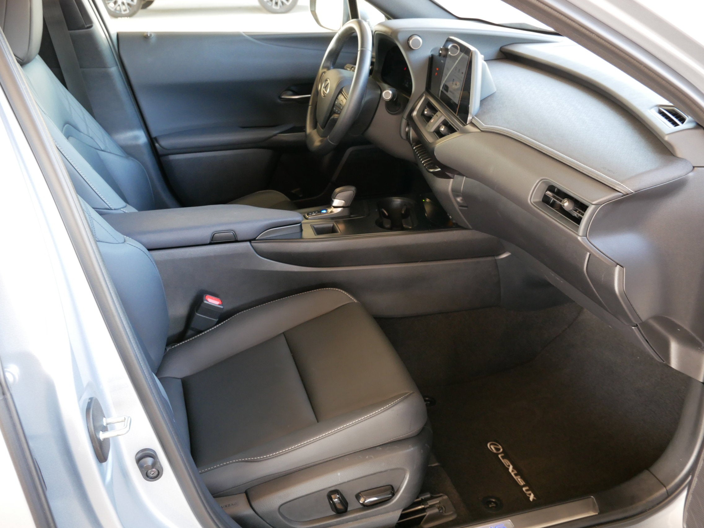 2025 Lexus UX 300h 300h