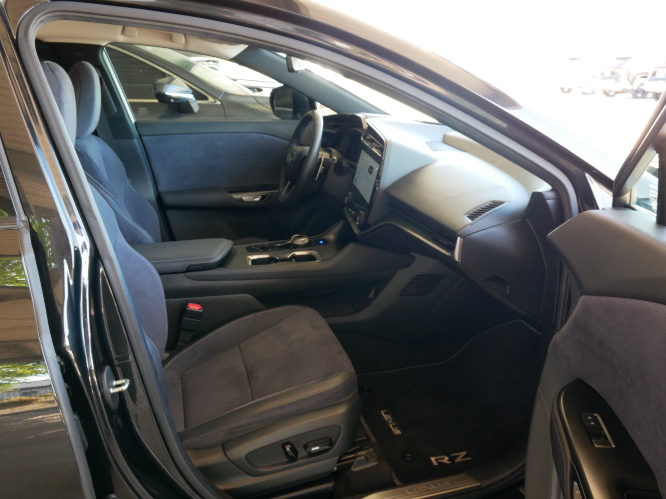 2023 Lexus RZ 450e LUXU