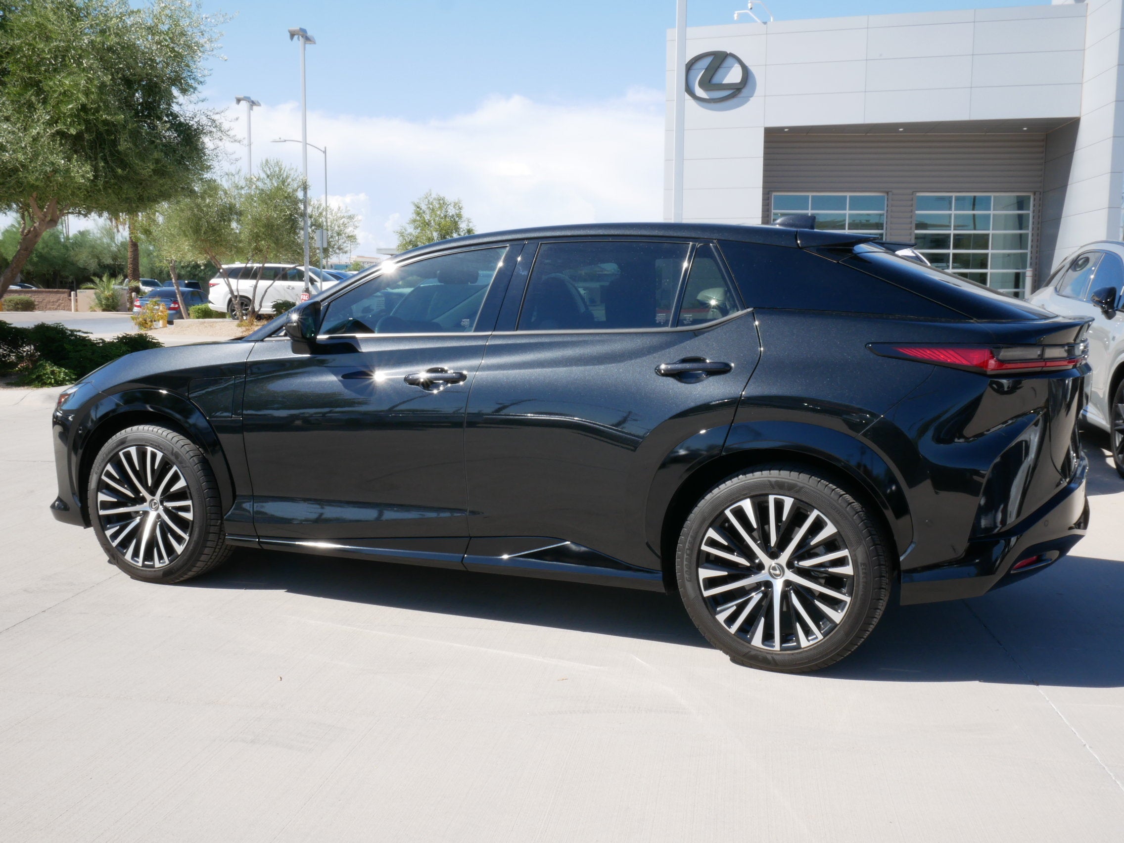 2023 Lexus RZ 450e LUXU