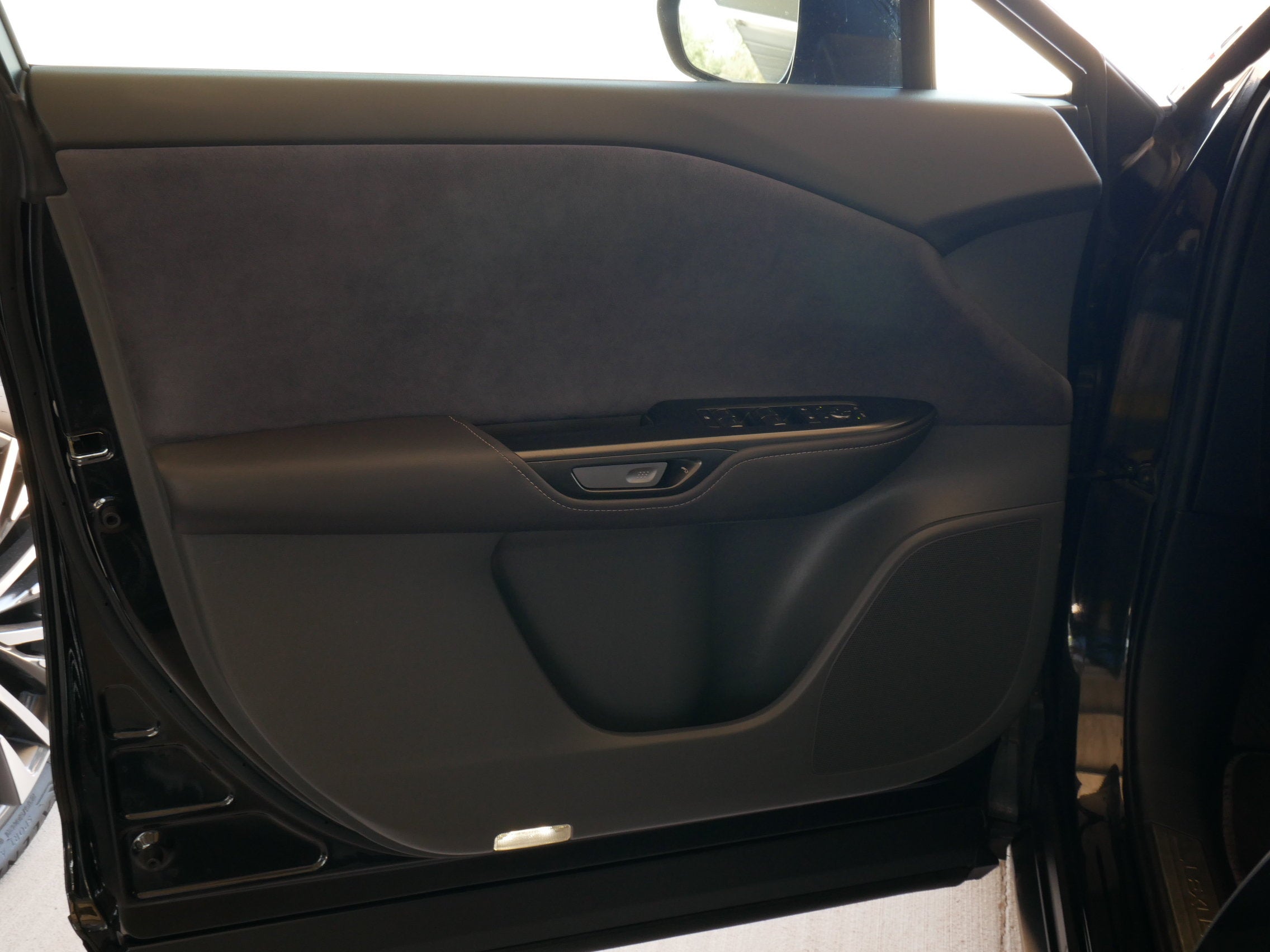 2023 Lexus RZ 450e LUXU