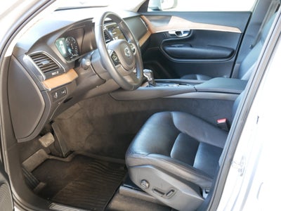 2022 Volvo XC90 Momentum