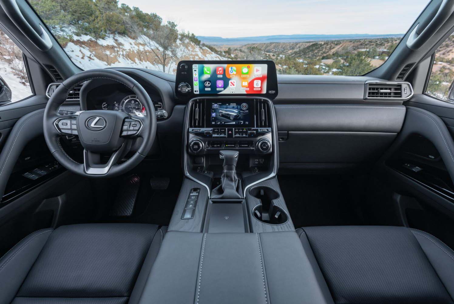 Families will find flexible cargo combinations to seat their kids and haul their gear in this stylish luxury SUV.